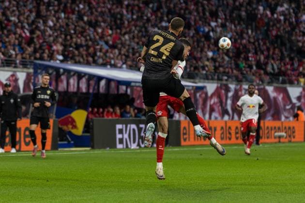 GER, Bundesliga, RB Leipzig - VfB Stuttgart 01.11.2025, Red Bull Arena, Leipzig, GER, Bundesliga, RB Leipzig - VfB Stuttgart Jeff Chabot (VfB Stuttgart 24), Romulo (RB Leipzig 40) Â