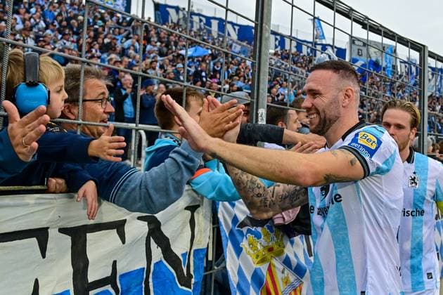 v.li.: Patrick Hobsch (TSV 1860, 34) und Thore Jacobsen (TSV 1860, 5) bedanken sich bei den Fans, bedanken, Dank, Feiern, optimistisch, 01.11.2025, München (Deutschland), Fussball, 3. Liga, TSV 1860 München - FC Energie Cottbus, DFB DFL REGULATIONS PROHIBIT ANY USE OF PHOTOGRAPHS AS IMAGE SEQUENCES AND OR QUASI-VIDEO.