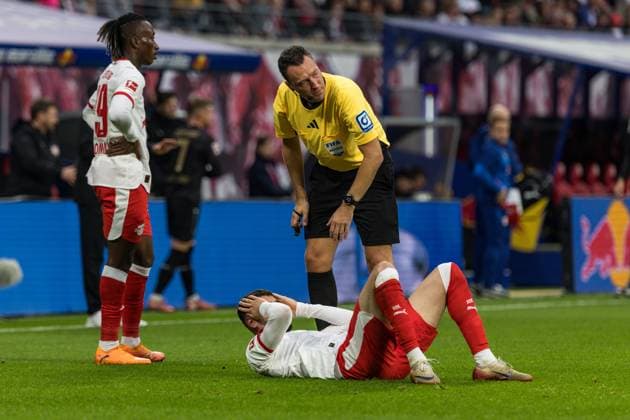 GER, Bundesliga, RB Leipzig - VfB Stuttgart 01.11.2025, Red Bull Arena, Leipzig, GER, Bundesliga, RB Leipzig - VfB Stuttgart Romulo (RB Leipzig 40) am Boden mit Schiedsrichter Sven Jablonski Â