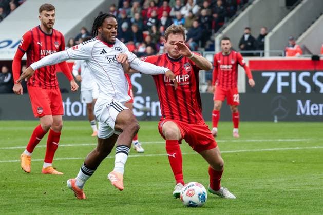 Elye Wahi 17 (Eintracht Frankfurt), links, im Duell mit Tim Siersleben 4 (1FC Heidenheim 1846), 1.FC Heidenheim 1846 vs. Eintracht Frankfurt, Fussball, Maenner, DFL, Bundesliga, Saison 2025 2026, Voith Arena, 9. Spieltag, 01.11.2025 Heidenheim Baden-Wuerttemberg Deutschland