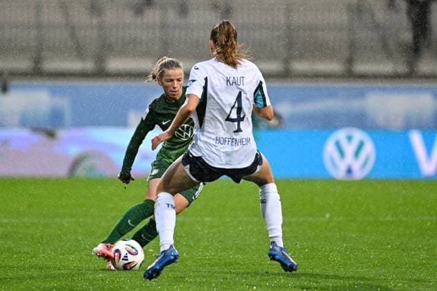 Fußball I Frauen I Saison 2025-2026 I Bundesliga I 8. Spieltag I VfL Wolfsburg - TSG Hoffenheim I 01.11.2025 Zweikampf Justine Kielland (18, VfL Wolfsburg) gegen Lisann Kaut (4, TSG Hoffenheim) Wolfsburg AOK Stadion Niedersachsen Deutschland Copyright: xLobeca InesxHähnelx