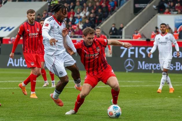 Elye Wahi 17 (Eintracht Frankfurt), links, im Duell mit Tim Siersleben 4 (1FC Heidenheim 1846), 1.FC Heidenheim 1846 vs. Eintracht Frankfurt, Fussball, Maenner, DFL, Bundesliga, Saison 2025 2026, Voith Arena, 9. Spieltag, 01.11.2025 Heidenheim Baden-Wuerttemberg Deutschland