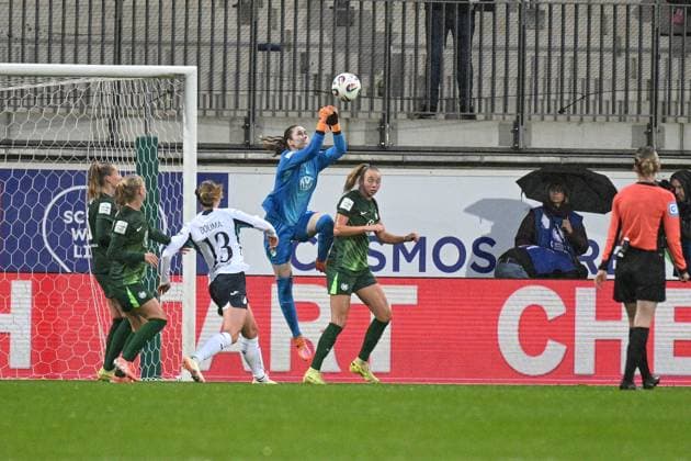 Fußball I Frauen I Saison 2025-2026 I Bundesliga I 8. Spieltag I VfL Wolfsburg - TSG Hoffenheim I 01.11.2025 Stina Johannes (1, VfL Wolfsburg) faustet den Ball aus der Gefahrenzohne Wolfsburg AOK Stadion Niedersachsen Deutschland Copyright: xLobeca InesxHähnelx