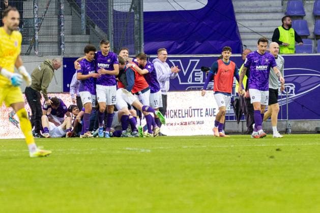 01.11.2025, Fussball, GER, Saison, 3.Liga, Saision 2025 2026, 13. Spieltag, FC Erzgebirge Aue - SSV Jahn Regensburg Jubel nach dem 4:3 Siegtreffer für Aue durch Erik Weinhauer DFL REGULATIONS PROHIBIT ANY USE OF PHOTOGRAPHS AS IMAGE SEQUENCES AND OR QUASI-VIDEO.