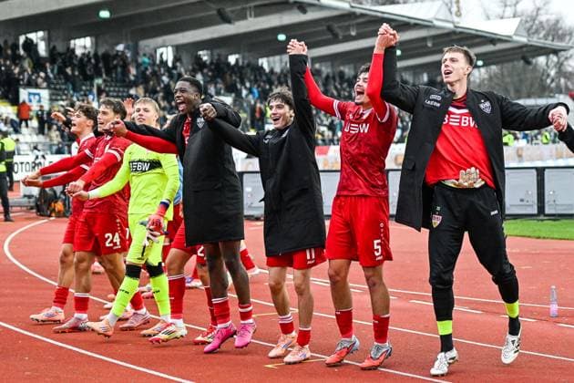 GER, 3. Liga, SSV Ulm 1846 vs VfB Stuttgart II 01.11.2025, Donaustadion, Ulm, GER, 3. Liga, SSV Ulm 1846 vs VfB Stuttgart II, im Bild Stuttgarter Spieler freuen sich nach Spielende