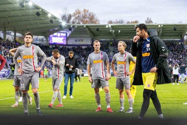 01.11.2025, Fussball, GER, Saison, 3.Liga, Saision 2025 2026, 13. Spieltag, FC Erzgebirge Aue - SSV Jahn Regensburg Enttäuschte Regensburger nach dem Spiel vor den Fans DFL REGULATIONS PROHIBIT ANY USE OF PHOTOGRAPHS AS IMAGE SEQUENCES AND OR QUASI-VIDEO.