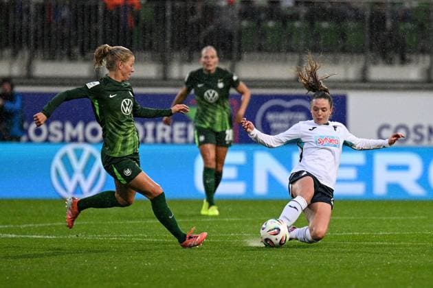 Fußball I Frauen I Saison 2025-2026 I Bundesliga I 8. Spieltag I VfL Wolfsburg - TSG Hoffenheim I 01.11.2025 Zweikampf Justine Kielland (18, VfL Wolfsburg) gegen Valesca Ampoorter (18, TSG Hoffenheim) Wolfsburg AOK Stadion Niedersachsen Deutschland Copyright: xLobeca InesxHähnelx