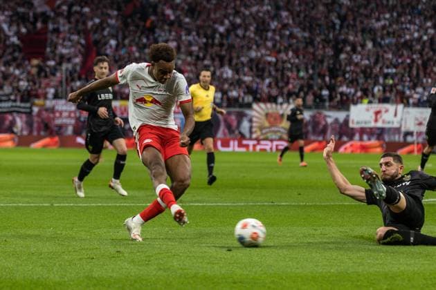 GER, Bundesliga, RB Leipzig - VfB Stuttgart 01.11.2025, Red Bull Arena, Leipzig, GER, Bundesliga, RB Leipzig - VfB Stuttgart Assan Ouedraogo (RB Leipzig 20) Â