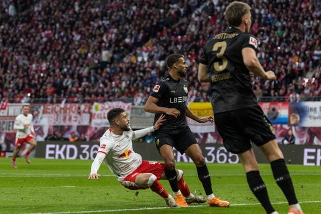 GER, Bundesliga, RB Leipzig - VfB Stuttgart 01.11.2025, Red Bull Arena, Leipzig, GER, Bundesliga, RB Leipzig - VfB Stuttgart Romulo (RB Leipzig 40), Josha Vagnoman (VfB Stuttgart 4) Â