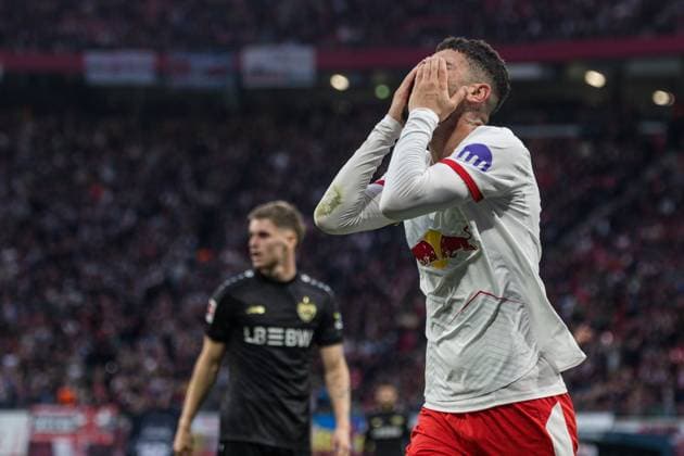 GER, Bundesliga, RB Leipzig - VfB Stuttgart 01.11.2025, Red Bull Arena, Leipzig, GER, Bundesliga, RB Leipzig - VfB Stuttgart Romulo (RB Leipzig 40) ärgert sich Â