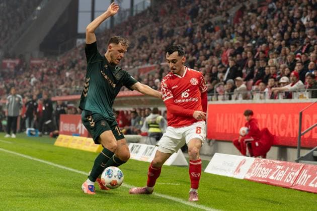 01.11.2025, xhfmx, Fussball 1.Bundesliga, FSV Mainz 05 - Werder Bremen v.l. Senne Lynen (SV Werder Bremen) im Zweikampf mit Paul Nebel (1.FSV Mainz 05) (DFL DFB REGULATIONS PROHIBIT ANY USE OF PHOTOGRAPHS as IMAGE SEQUENCES and or QUASI-VIDEO) Mainz