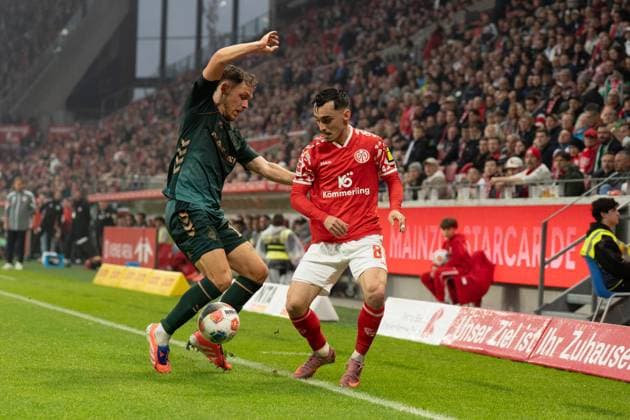 01.11.2025, xhfmx, Fussball 1.Bundesliga, FSV Mainz 05 - Werder Bremen v.l. Senne Lynen (SV Werder Bremen) im Zweikampf mit Paul Nebel (1.FSV Mainz 05) (DFL DFB REGULATIONS PROHIBIT ANY USE OF PHOTOGRAPHS as IMAGE SEQUENCES and or QUASI-VIDEO) Mainz