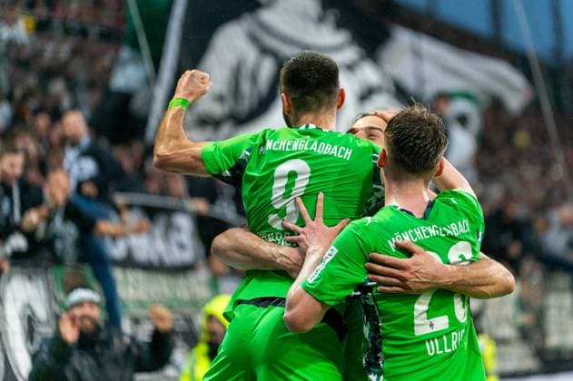 Tor zum 0:2 Haris Tabakovic (Borussia Moenchengladbach, 15), jubelt Jubel mit Franck Honorat (Borussia Moenchengladbach, 09) und Lukas Ullrich (Borussia Moenchengladbach, 26), GER, FC St. Pauli vs. Borussia Moenchengladbach, Fussball, Bundesliga, Spieltag 9, Saison 2025 2026, 01.11.2025 DFL REGULATIONS PROHIBIT ANY USE OF PHOTOGRAPHS AS IMAGE SEQUENCES AND OR QUASI-VIDEO GER, FC St. Pauli vs. Borussia Moenchengladbach, Fussball, Bundesliga, Spieltag 9, Saison 2025 2026, 01.11.2025 Hamburg Copyright: xEibner-Pressefoto MaxxVincenx EP_MVN