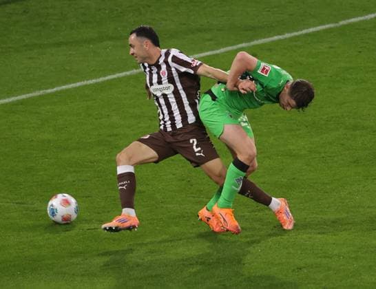 Manolis Saliakas (FC St. Pauli), Lukas Ullrich (Borussia Moenchengladbach) Fussball, 1.BL, Saison 2025 2026, Herren, FC St.Pauli gegen Borussia Moenchengladbach, Millerntor Stadion DFL REGULATIONS PROHIBIT ANY USE OF PHOTOGRAPHS AS IMAGE SEQUENCES AND OR QUASI-VIDEO.