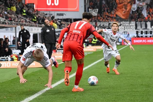 01.11.2025, xsltx, Fussball 1.Bundesliga, 1.FC Heidenheim - Eintracht Frankfurt v.l. Der fliegende Rasmus Kristensen (Eintracht Frankfurt), Mathias Honsak (1. FC Heidenheim 1846), Ritsu Doan(Eintracht Frankfurt) (DFL DFB REGULATIONS PROHIBIT ANY USE OF PHOTOGRAPHS as IMAGE SEQUENCES and or QUASI-VIDEO)