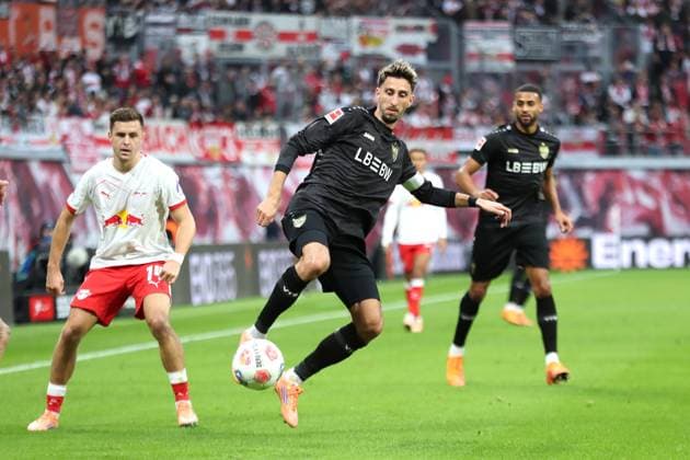 RB Leipzig vs. VfB Stuttgart, 01.11.2025 LEIPZIG, DEUTSCHLAND - NOVEMBER 1: Kapitän Atakan Karazor (16, VfB Stuttgart) während des Bundesliga-Spiels zwischen RB Leipzig vs. VfB Stuttgart in der Red Bull Arena am 9. Spieltag der 1. Bundesliga am November 1, 2025 in Leipzig, Deutschland. DFL REGULATIONS PROHIBIT ANY USE OF PHOTOGRAPHS AS IMAGE SEQUENCES AND OR QUASI-VIDEO. Copyright: xBEAUTIFULxSPORTS JanxKaeferx