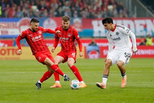v.l. Marnon Busch (1.FC Heidenheim, 2), Julian Niehues (1.FC Heidenheim, 16) und Can Uzun (Eintracht Frankfurt, 42), 01.11.2025, Fussball, Bundesliga, 1. FC Heidenheim - Eintracht Frankfurt, GER, Heidenheim, Voith-Arena, DFL REGULATIONS PROHIBIT ANY USE OF PHOTOGRAPHS AS IMAGE SEQUENCES AND OR QUASI-VIDEO. Copyright: HMBxMedia xHeikoxBecker