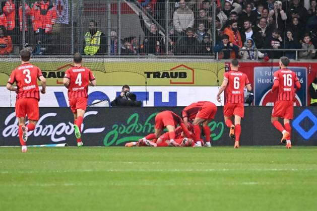01.11.2025, xsltx, Fussball 1.Bundesliga, 1.FC Heidenheim - Eintracht Frankfurt v.l. Jubel bei Heidenheim über das 1:0 von Budu Zivzivadaze (1. FC Heidenheim 1846) (DFL DFB REGULATIONS PROHIBIT ANY USE OF PHOTOGRAPHS as IMAGE SEQUENCES and or QUASI-VIDEO)