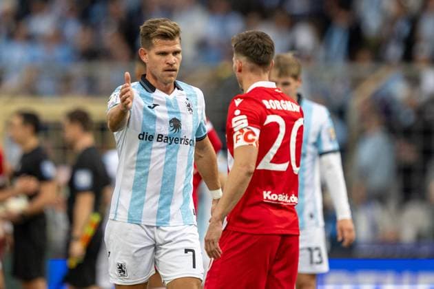 Florian Niederlechner 7 (TSV 1860 Muenchen) verabschiedet sich von Axel Borgmann 20 (FC Energie Cottbus), TSV 1860 Muenchen vs. Energie Cottbus, 3. Liga, 13. Spieltag, 01.11.2025 DFB regulations prohibit any use of photographs as image sequences and or quasi-video Muenchen Bayern Deutschland