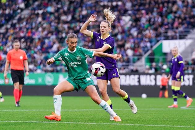 Switzerland: AXA Women s Super League 2025 26, FC St. Gallen 1879 - FC Zürich, kybunpark, St. Gallen: Larina Baumann (16 St. Gallen) im Zweikampf gegen Kim Dubs (24 FC Zurich, rechts) Copyright: xDanielaxPorcellix