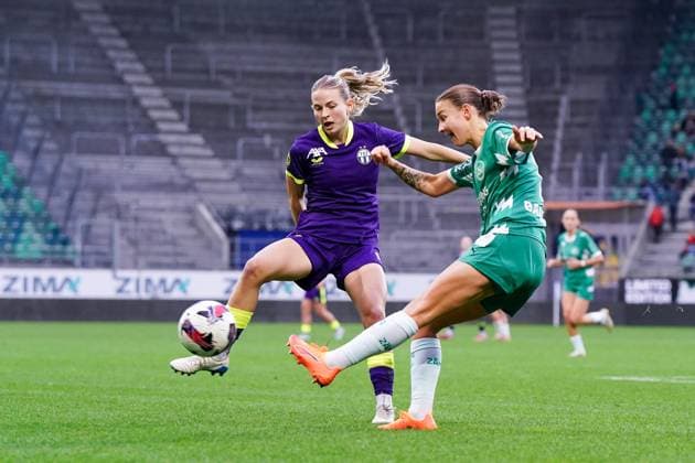 Switzerland: AXA Women s Super League 2025 26, FC St. Gallen 1879 - FC Zürich, kybunpark, St. Gallen: Larina Baumann (16 St. Gallen) im Zweikampf gegen Kim Dubs (24 FC Zurich, links) Copyright: xDanielaxPorcellix
