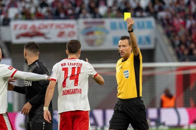 Deutschland, Fussball, 1. Bundesliga, 9. Spieltag, 2025 2026, RB Leipzig - VfB Stuttgart am 01.11. in Leipzig (Red Bull Arena): Sven Jablonski (Schiedsrichter) zeigt Christoph Baumgartner (RB Leipzig 14) die gelbe Karte. Copyright: xSvenxHeidmannx