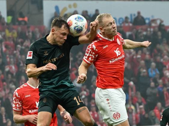 Fussball-Bundesliga - Saison 2025 2026 Mewa-Arena Mainz - 01.11.2025 1. FSV Mainz 05 (mz) - SV Werder Bremen hb) Senne LYNEN (SV Werder Bremen), li - Andreas HANCHE-OLSEN (1. FSV Mainz 05) DFL REGULATIONS PROHIBIT ANY USE OF PHOTOGRAPHS AS IMAGE SEQUENCES AND OR QUASI VIDEO EDITORIAL USE ONLY NATIONAL AND INTERNATIONAL NEWS AGENCIES OUT Fussball-Bundesliga - 1. FSV Mainz 05