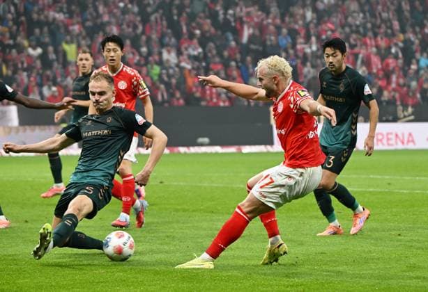 Fussball-Bundesliga - Saison 2025 2026 Mewa-Arena Mainz - 01.11.2025 1. FSV Mainz 05 (mz) - SV Werder Bremen hb) Amos PIEPER (SV Werder Bremen), li - Benedikt HOLLERBACH (1. FSV Mainz 05) DFL REGULATIONS PROHIBIT ANY USE OF PHOTOGRAPHS AS IMAGE SEQUENCES AND OR QUASI VIDEO EDITORIAL USE ONLY NATIONAL AND INTERNATIONAL NEWS AGENCIES OUT Fussball-Bundesliga - 1. FSV Mainz 05