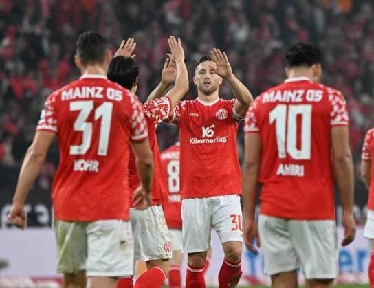 Fussball-Bundesliga - Saison 2025 2026 Mewa-Arena Mainz - 01.11.2025 1. FSV Mainz 05 (mz) - SV Werder Bremen hb) Silvan WIDMER (1. FSV Mainz 05), mi, erzielte das 1:0 DFL REGULATIONS PROHIBIT ANY USE OF PHOTOGRAPHS AS IMAGE SEQUENCES AND OR QUASI VIDEO EDITORIAL USE ONLY NATIONAL AND INTERNATIONAL NEWS AGENCIES OUT Fussball-Bundesliga - 1. FSV Mainz 05