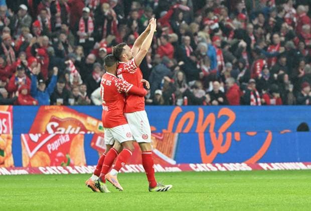 Fussball-Bundesliga - Saison 2025 2026 Mewa-Arena Mainz - 01.11.2025 1. FSV Mainz 05 (mz) - SV Werder Bremen hb) Phillipp MWENE (1. FSV Mainz 05), li, und Torschütze Silvan WIDMER (1. FSV Mainz 05) nach dem 1:0 DFL REGULATIONS PROHIBIT ANY USE OF PHOTOGRAPHS AS IMAGE SEQUENCES AND OR QUASI VIDEO EDITORIAL USE ONLY NATIONAL AND INTERNATIONAL NEWS AGENCIES OUT Fussball-Bundesliga - 1. FSV Mainz 05