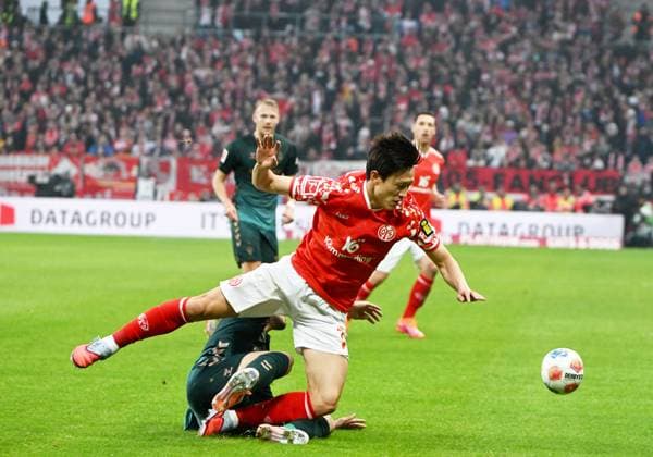Fussball-Bundesliga - Saison 2025 2026 Mewa-Arena Mainz - 01.11.2025 1. FSV Mainz 05 (mz) - SV Werder Bremen hb) Jae-Sung LEE(1. FSV Mainz 05) DFL REGULATIONS PROHIBIT ANY USE OF PHOTOGRAPHS AS IMAGE SEQUENCES AND OR QUASI VIDEO EDITORIAL USE ONLY NATIONAL AND INTERNATIONAL NEWS AGENCIES OUT Fussball-Bundesliga - 1. FSV Mainz 05
