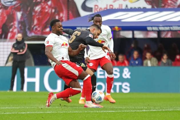RB Leipzig vs. VfB Stuttgart, 01.11.2025 LEIPZIG, DEUTSCHLAND - NOVEMBER 1: Ridle Baku (17, RB Leipzig) gegen Deniz Undav (26, VfB Stuttgart) während des Bundesliga-Spiels zwischen RB Leipzig vs. VfB Stuttgart in der Red Bull Arena am 9. Spieltag der 1. Bundesliga am November 1, 2025 in Leipzig, Deutschland. DFL REGULATIONS PROHIBIT ANY USE OF PHOTOGRAPHS AS IMAGE SEQUENCES AND OR QUASI-VIDEO. Copyright: xBEAUTIFULxSPORTS JanxKaeferx