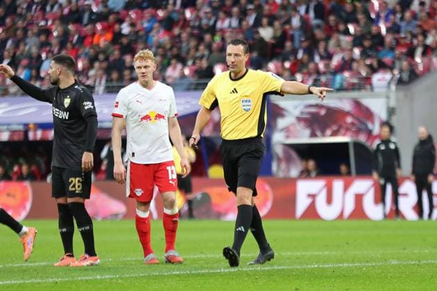 RB Leipzig vs. VfB Stuttgart, 01.11.2025 LEIPZIG, DEUTSCHLAND - NOVEMBER 1: Schiedsrichter Sven Jablonski während des Bundesliga-Spiels zwischen RB Leipzig vs. VfB Stuttgart in der Red Bull Arena am 9. Spieltag der 1. Bundesliga am November 1, 2025 in Leipzig, Deutschland. DFL REGULATIONS PROHIBIT ANY USE OF PHOTOGRAPHS AS IMAGE SEQUENCES AND OR QUASI-VIDEO. Copyright: xBEAUTIFULxSPORTS JanxKaeferx