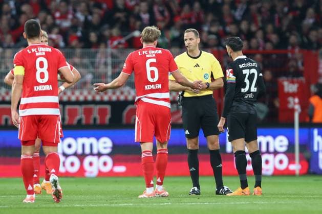 01.11.2025, xtgx, Fussball 1. Bundesliga, 1. FC Union Berlin - SC Freiburg emspor, v.l. Schiedsrichter, Schiri, referee Sören Storks nimmt Tor von Matthias Ginter (SC Freiburg, 28) zurück, VAR, Videobeweis (DFL DFB REGULATIONS PROHIBIT ANY USE OF PHOTOGRAPHS as IMAGE SEQUENCES and or QUASI-VIDEO) Berlin