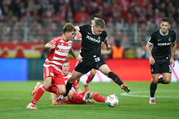 01.11.2025, xtgx, Fussball 1. Bundesliga, 1. FC Union Berlin - SC Freiburg emspor, v.l. Andras Schaefer (Schäfer, Union Berlin, 13), Matthias Ginter (SC Freiburg, 28) Zweikampf, Duell, Kampf, tackle (DFL DFB REGULATIONS PROHIBIT ANY USE OF PHOTOGRAPHS as IMAGE SEQUENCES and or QUASI-VIDEO) Berlin