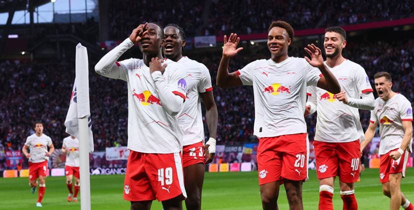 RB Leipzig - Stuttgart Bundesliga Leipzig, 01.11.2025, Red Bull Arena, Fussball, Bundesliga, Spieltag 9 , RB Leipzig vs. VfB Stuttgart , Tor für Leipzig zum 1:0. Im Bild v.l.: Torschütze Yan Diomande (49, RB Leipzig), Castello Lukeba (23, RB Leipzig), Assan Ouedraogo (20, RB Leipzig), Romulo (40, RB Leipzig) und Christoph Baumgartner (14, RB Leipzig), Torjubel ,