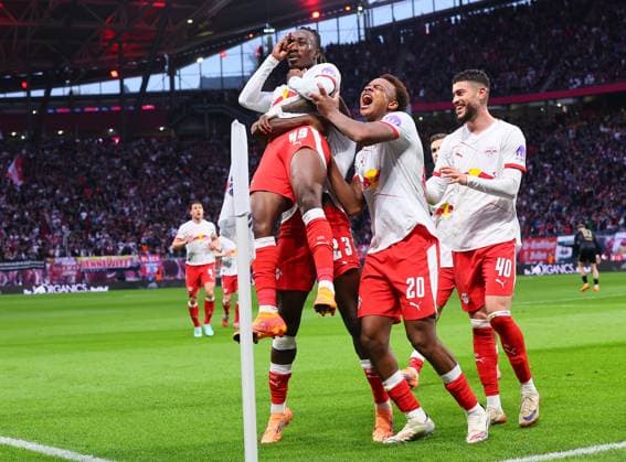 RB Leipzig - Stuttgart Bundesliga Leipzig, 01.11.2025, Red Bull Arena, Fussball, Bundesliga, Spieltag 9 , RB Leipzig vs. VfB Stuttgart , Tor für Leipzig zum 1:0. Im Bild: Torjubel um Torschütze Yan Diomande (49, RB Leipzig), V.l.: Yan Diomande (49, RB Leipzig), Castello Lukeba (verdeckt, 23, RB Leipzig), Assan Ouedraogo (20, RB Leipzig) und Romulo (40, RB Leipzig) ,