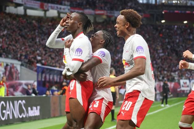 01.11.2025, xgox, Fussball 1.Bundesliga, RB Leipzig - VfB Stuttgart emspor, v.l. Jubel nach dem 1:0 durch ein Eigentor von Jeff Chabot (Stuttgart, 24), so Yan Diomande (Leipzig, 49) mit beteiligt war (DFL DFB REGULATIONS PROHIBIT ANY USE OF PHOTOGRAPHS as IMAGE SEQUENCES and or QUASI-VIDEO) Leipzig