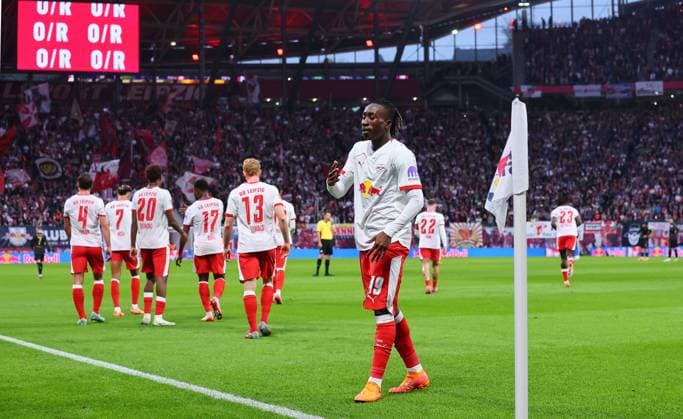 RB Leipzig - Stuttgart Bundesliga Leipzig, 01.11.2025, Red Bull Arena, Fussball, Bundesliga, Spieltag 9 , RB Leipzig vs. VfB Stuttgart , Tor für Leipzig zum 1:0. Im Bild: Torschütze Yan Diomande (49, RB Leipzig), Torjubel ,