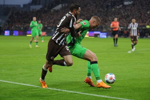 GER, Hamburg, Fussball, DFL, FC St. Pauli vs Borussia Moenchengladbach , im Millerntor Stadion , 01.11.2025 , v.l. Mathias Pereira Lage (FC St. Pauli ,28) ,Nico Elvedi (Borussia Moenchengladbach ,30) DFL regulations prohibit any use of photographs as image sequences and or quasi-video. Copyright: HMBxMedia FernandoxSoares