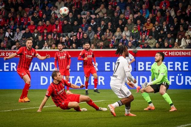 Elye Wahi 17 (Eintracht Frankfurt) vergibt eine Chance, mit Patrick Mainka 6 (1FC Heidenheim 1846), Tim Siersleben 4 (1FC Heidenheim 1846) und Diant Ramaj 41 (1FC Heidenheim 1846), 1.FC Heidenheim 1846 vs. Eintracht Frankfurt, Fussball, Maenner, DFL, Bundesliga, Saison 2025 2026, Voith Arena, 9. Spieltag, 01.11.2025 Heidenheim Baden-Wuerttemberg Deutschland