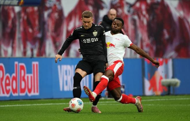 GER, 1.Bundesliga, RB Leipzig - VfB Stuttgart 01.11.2025, Leipzig, Red Bull Arena, GER, Saison 2025 2026, 1.Bundesliga, 09.Spieltag, RasenBallsport Leipzig vs VfB Stuttgart im Bild Maximilian Mittelstaedt (Stuttgart) gegen Ridle Baku (Leipzig) DFL regulations prohibit any use of photographs as image sequences and or quasi-video