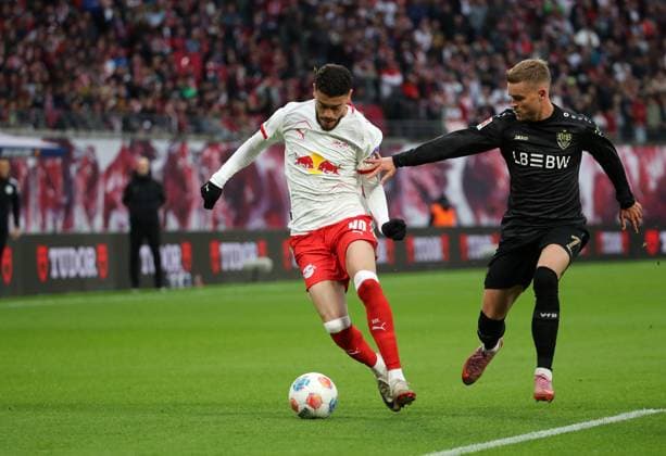GER, 1.Bundesliga, RB Leipzig - VfB Stuttgart 01.11.2025, Leipzig, Red Bull Arena, GER, Saison 2025 2026, 1.Bundesliga, 09.Spieltag, RasenBallsport Leipzig vs VfB Stuttgart im Bild Romulo (Leipzig) gegen Maximilian Mittelstaedt (Stuttgart) DFL regulations prohibit any use of photographs as image sequences and or quasi-video