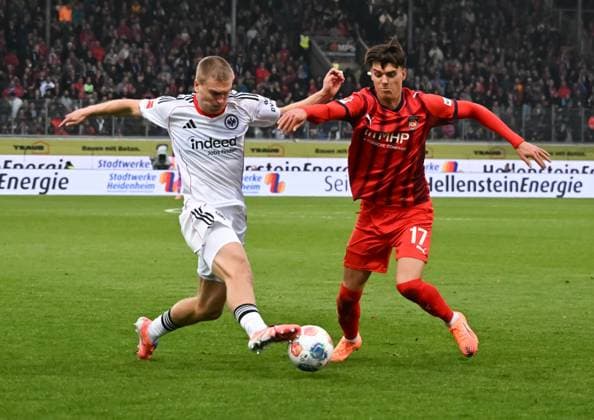 01.11.2025, xsltx, Fussball 1.Bundesliga, 1.FC Heidenheim - Eintracht Frankfurt v.l. Rasmus Kristensen (Eintracht Frankfurt), Mathias Honsak (1. FC Heidenheim 1846) (DFL DFB REGULATIONS PROHIBIT ANY USE OF PHOTOGRAPHS as IMAGE SEQUENCES and or QUASI-VIDEO)