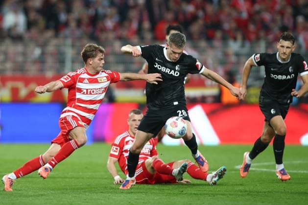 01.11.2025, xtgx, Fussball 1. Bundesliga, 1. FC Union Berlin - SC Freiburg emspor, v.l. Andras Schaefer (Schäfer, Union Berlin, 13), Matthias Ginter (SC Freiburg, 28) Zweikampf, Duell, Kampf, tackle (DFL DFB REGULATIONS PROHIBIT ANY USE OF PHOTOGRAPHS as IMAGE SEQUENCES and or QUASI-VIDEO) Berlin