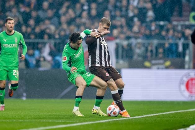 Hamburg, 1. November 2025 - Fußball, 1. Bundesliga 2025 26, FC St. Pauli - Borussia MoÌˆnchengladbach: Rocco Reitz (Borussia MoÌˆnchengladbach, 27), Eric Smith (FC St. Pauli, 8) DFL REGULATIONS PROHIBIT ANY USE OF PHOTOGRAPHS AS IMAGE SEQUENCES AND OR QUASI-VIDEO.