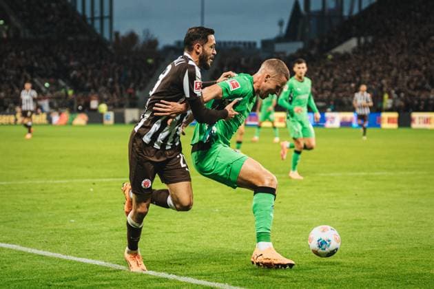 1. Bundesliga: FC St. Pauli - Borussia Mönchengladbach, 01.11.25 Mathias Pereira Lage (FC St. Pauli, 28) im Zweikampf mit Nico Elvedi (Borussia Mönchengladbach, 30); Fussball, 1. Bundesliga 2025 2026, 9. Spieltag: FC St. Pauli - Borussia Mönchengladbach am 01.11.2025 im Millerntor-Stadion, Hamburg DFB DFL REGULATIONS PROHIBIT ANY USE OF PHOTOGRAPHS AS IMAGE SEQUENCES AND OR QUASI-VIDEO. Copyright: xBEAUTIFULxSPORTS Tonhäuserx