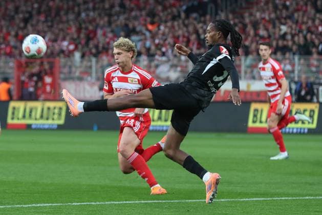 01.11.2025, xtgx, Fussball 1. Bundesliga, 1. FC Union Berlin - SC Freiburg emspor, v.l. Leopold Querfeld (Union Berlin, 14), Jordy Makengo (SC Freiburg, 33) Zweikampf, Duell, Kampf, tackle (DFL DFB REGULATIONS PROHIBIT ANY USE OF PHOTOGRAPHS as IMAGE SEQUENCES and or QUASI-VIDEO) Berlin