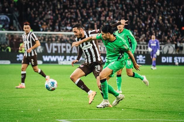 1. Bundesliga: FC St. Pauli - Borussia Mönchengladbach, 01.11.25 Mathias Pereira Lage (FC St. Pauli, 28) im Zweikampf mit Kevin Diks (Borussia Mönchengladbach, 4); 1. Bundesliga 2025 2026, 9. Spieltag: FC St. Pauli - Borussia Mönchengladbach am 01.11.2025 im Millerntor-Stadion, Hamburg DFB DFL REGULATIONS PROHIBIT ANY USE OF PHOTOGRAPHS AS IMAGE SEQUENCES AND OR QUASI-VIDEO. Copyright: xBEAUTIFULxSPORTS Tonhäuserx