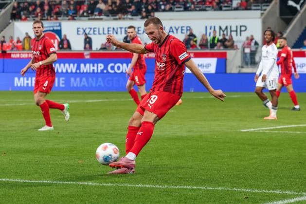 Jonas Foehrenbach 19 (1FC Heidenheim 1846) in Aktion, 1.FC Heidenheim 1846 vs. Eintracht Frankfurt, Fussball, Maenner, DFL, Bundesliga, Saison 2025 2026, Voith Arena, 9. Spieltag, 01.11.2025 Heidenheim Baden-Wuerttemberg Deutschland